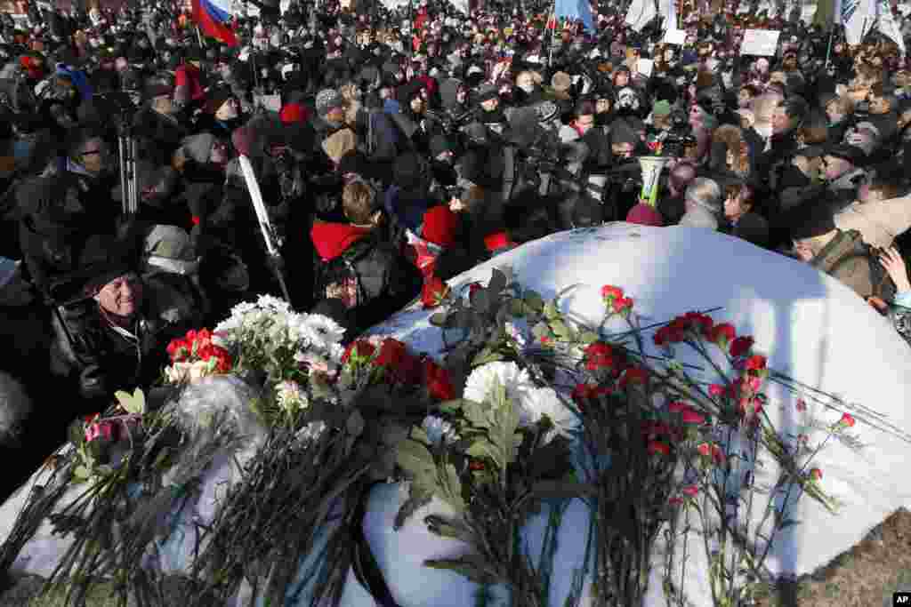 Памятная акция у Соловецкого камня в Санкт-Петербурге. Во время шествия полиция задержала как минимум шестерых человек.