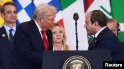 ღაზაში ზავის პირველი ფაზის ოფიციალური ხელმოწერის შემდეგ. ეგვიპტის პრეზიდენტი აბდელ ფატაჰ ელ-სისი (მარჯვნივ) და აშშ-ის პრეზიდენტი დონალდ ტრამპი; იტალიის პრემიერი ჯორჯია მელონი მათ შორის, უკანა პლანზე.  2025 წლის 13 ოქტომბერი. ეგვიპტე, შარმ ელ-შეიხი (არქივი)