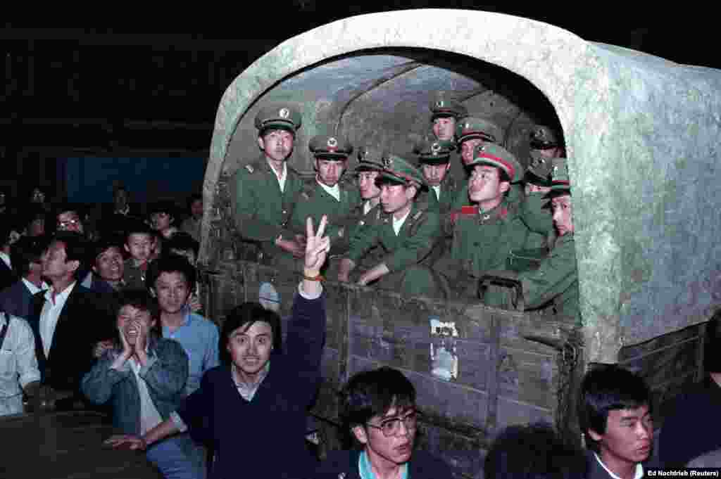 Pekingiek állták el annak a 4 ezer katonának az útját, akiket szintén a térre küldtek.