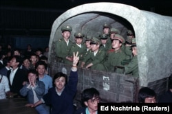 Locuitorii din Beijing înconjoară un convoi cu 4.000 de soldați chinezi, trimiși să suprime protestele, 20 mai 1989.