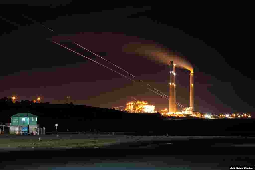 Смуги вогню видно з Ашкелона при запуску ракет зі Смуги Гази в напрямку Ізраїлю. 19 травня 2021 року&nbsp;