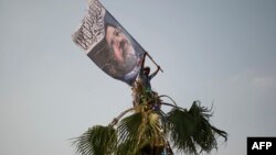 Прыхільнікі Мурсі здымаюць вялікі сьцяг з партрэтам зрынутага прэзыдэнта
