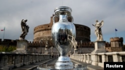 Իտալիա - Ֆուտբոլի Եվրոպայի գավաթը ցուցադրվում է Հռոմում, ապրիլ, 2021թ.