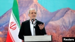 «Президент Пезешкіан підтвердив участь Ірану в майбутніх переговорах і висловив вдячність за зусилля Пакистану», – повідомив прем’єр-міністр Пакистану Шехбаз Шаріф після переговорів із Пезешкіаном