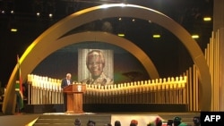 Ahmed Kathrada duke folur në funeralin e ish-presidentit të Afrikës së Jugut, Nelson Mandela, në dhjetor, 2013.