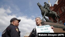 Activistul britanic Peter Tatchell în Piața Manejului la Moscova 