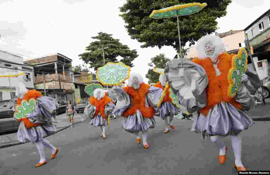 Эти гуляки, несмотря на запрет, решили пройтись по пустым улицам пригорода Рио-де-Жанейро в ярких карнавальных костюмах&nbsp;