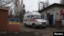 «Швидка допомога» біля входу на шахту імені Засядька, 4 березня 2015 року