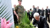 Boris Tadić polaže cveće i odaje poštu žrtvama u Srebrenici, 11. jul 2010.