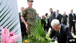 Boris Tadić polaže cveće i odaje poštu žrtvama u Srebrenici, 11. jul 2010.