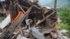 Një burrë inspekton dyqanin e tij të dëmtuar pas bombardimeve gjatë natës nga Pakistani në fshatin Gingal në distriktin Uri, Kashmir i kontrolluar nga India, 9 maj 2025.