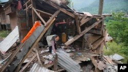 Një burrë inspekton dyqanin e tij të dëmtuar pas bombardimeve gjatë natës nga Pakistani në fshatin Gingal në distriktin Uri, Kashmir i kontrolluar nga India, 9 maj 2025.
