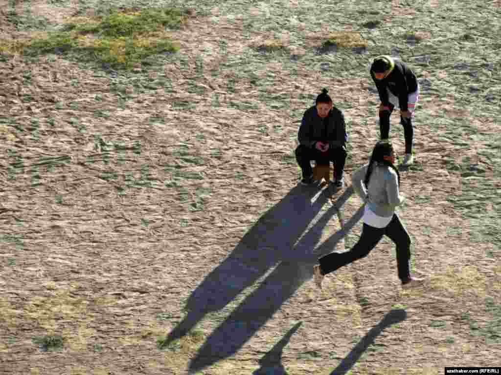 Mekdepde beden terbiýe sapagynda estofetalara gatnaşýan gyzlar