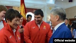 Президент спортчуларга өлкө туусун тапшырды 