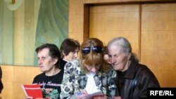 მოქალაქეები საინფორმაციო ბუკლეტებს ეცნობიან