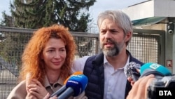 Благомир Коцев заедно със съпругата си Камелия пред Варненския затвор, 28 ноември 2025 г.