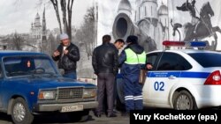 Moskwanyň polisiýasy işçi migrantlaryň dokumentlerini barlaýar 