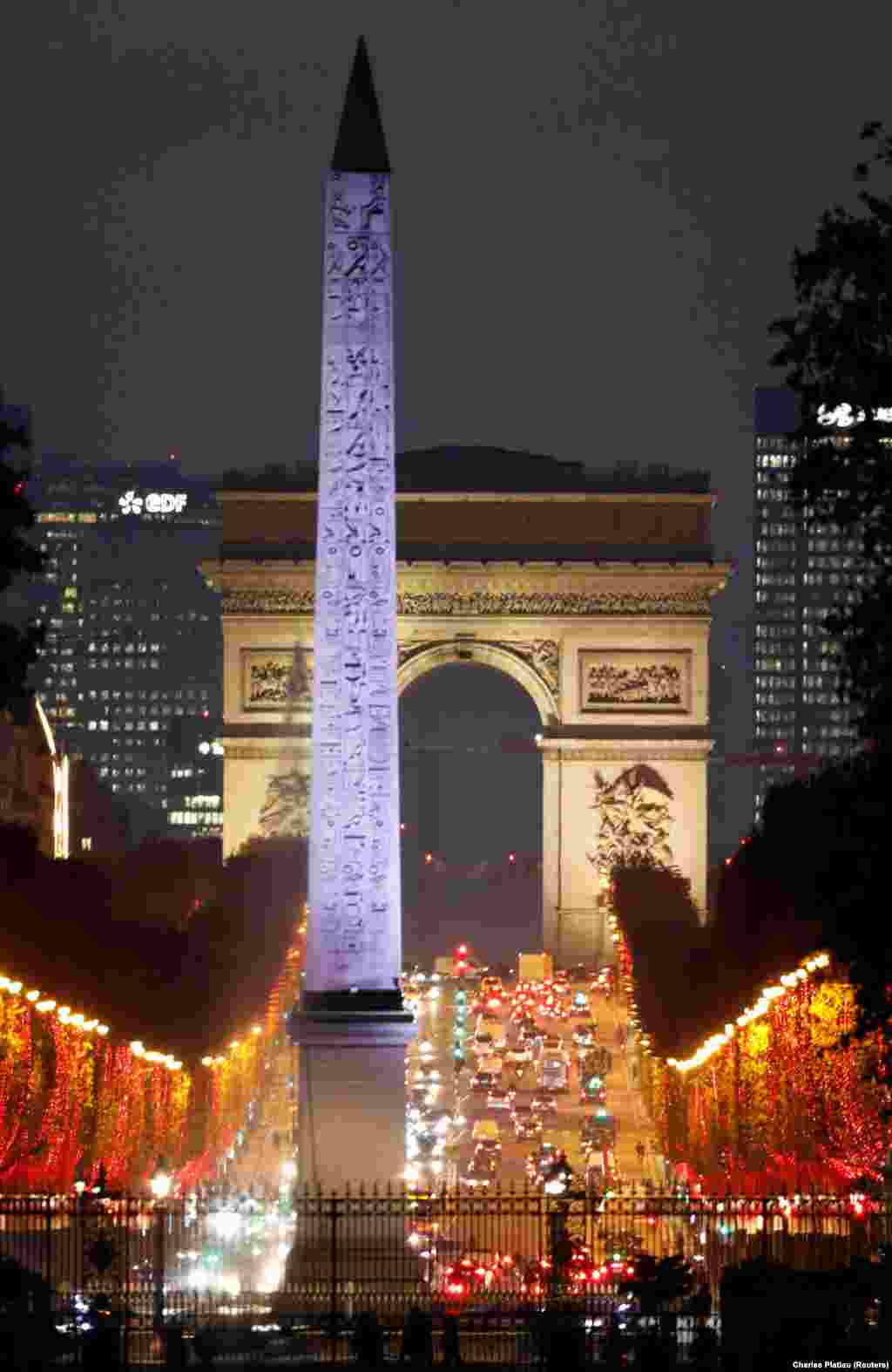 Karácsonyi égők díszítik Párizs ikonikus sugárútját, a&nbsp;Champs-Élysées-t.