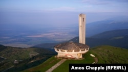 Monument comunist abandonat de la Buzlugea