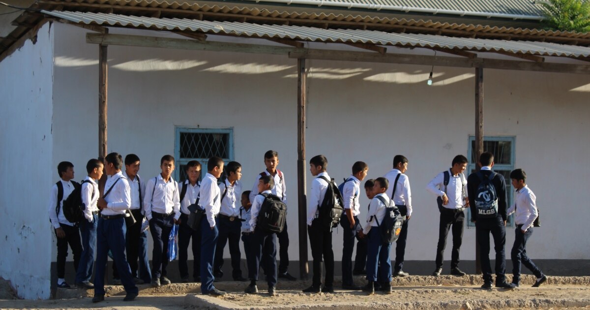 Латина әйел өзінің қынапшысын суретте көрсетті.