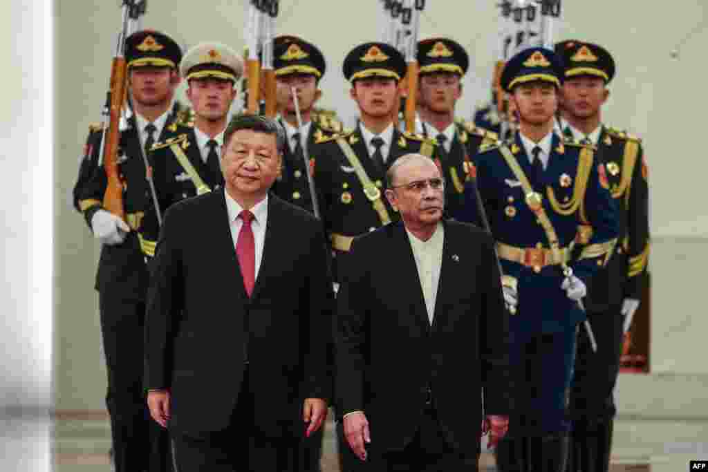 Kineski predsjednik Xi Jinping (lijevo) i njegov pakistanski kolega Asif Ali Zardari koračaju ispred počasne garde na ceremoniji dobrodošlice povodom Zardarijeve posjete Kini, Peking.