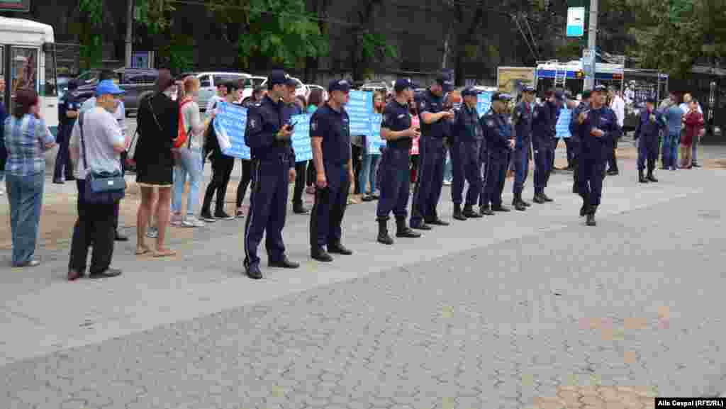 Diverși actviști civici la protest...