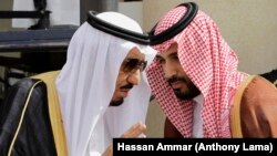 ملک سلمان (چپ) پادشاه عربستان و محمدبن سلمان، ولیعهد این کشور.