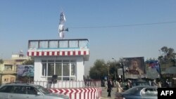 Ауғанстанның солтүстігіндегі Кундуз қаласында бақылау-өткізу бекетінде тігіліп тұрған "Талибан" туы (Көрнекі сурет).