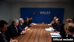 U.K. -- President Serzh Sarkisian (3rd from left) in a meeting with French President François Hollande, 4Sep2014