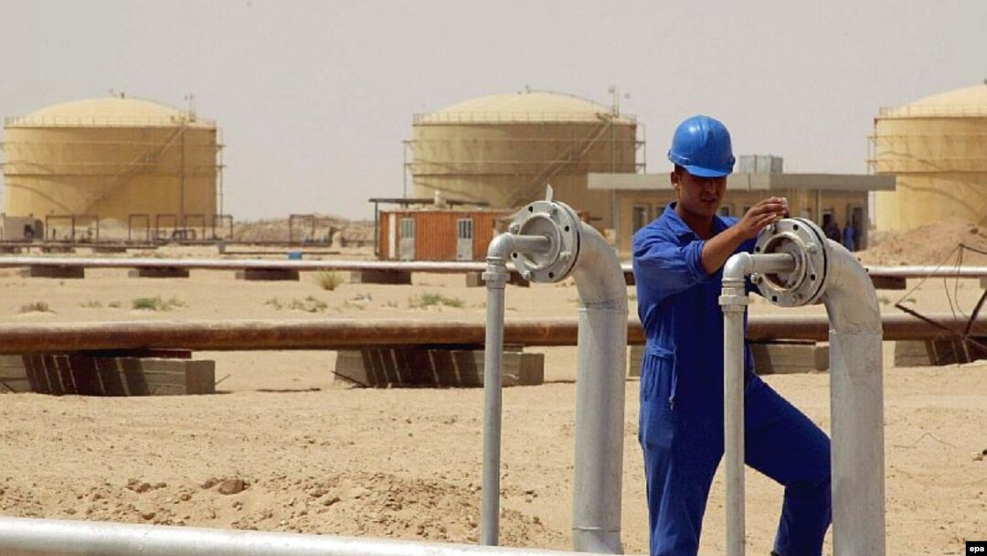 An oil refinery in Al-Najaf