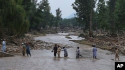 Stanovnici mjesta Pishoreen u regiji Buner koja je pogođena poplavama, 17. august 2025. 