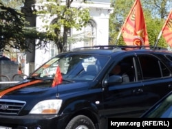 Машины с флагами и фотографиями родственников проехали по центру Севастополя. 9 мая 2026 года