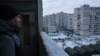 Мобильный пункт обогрева, где жители Киева могут согреться, выпить чаю, зарядить телефоны и получить помощь во время отключений света и отопления. Деснянский район, Киев, 25 января 2026 года