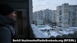 Мобильный пункт обогрева, где жители Киева могут согреться, выпить чаю, зарядить телефоны и получить помощь во время отключений света и отопления. Деснянский район, Киев, 25 января 2026 года