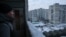 Мобильный пункт обогрева, где жители Киева могут согреться, выпить чаю, зарядить телефоны и получить помощь во время отключений света и отопления. Деснянский район, Киев, 25 января 2026 года