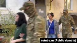 Кадр оперативного відео ФСБ Росії про затримання кримчанок Вікторії та Олександри Стрілець у Севастополі за звинуваченням у державній зраді. Літо 2024 року