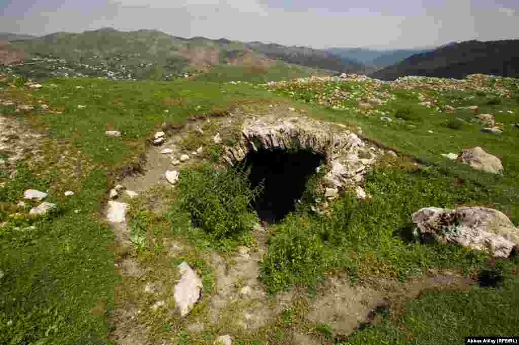 Daxildə müxtəlif tikililərin xarabalıqlarına da rast gəlmək olur. Müdafiə məqsədi ilə inşa olunan qalanın yeraltı gizli yolu və gizli su xətti də aşkar edilib. 