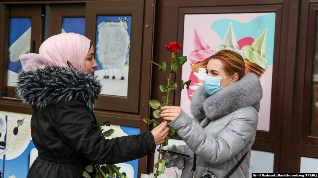 Хіджаб – жіночий одяг, який відповідає нормам шаріату, повинен закривати тіло і волосся жінки  