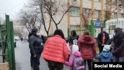 Școala Nr. 119: Părinții își duc copiii până la poarta școlii 