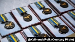 Адзнакі Міністэрства абароны Ўкраіны, якія атрымалі беларускія добраахвотнікі ў Дзень Волі 25 сакавіка 2026 году