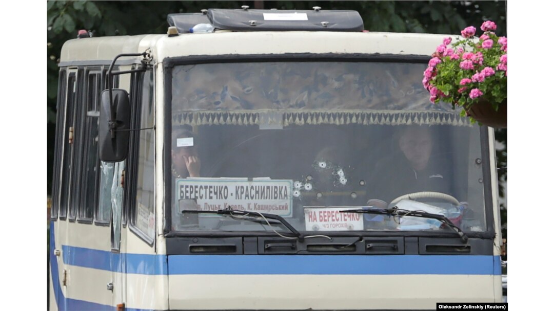 Autobuzul în care se află atacatorul și ostaticii