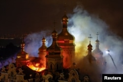 Після удару російського дрона горить покрівля Успенського собору Києво-Печерської лаври. Початок доби 15 червня 2026 року