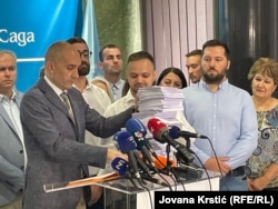 Odbornici opozicione Demokratske stranke Veljko Krstonošić i opozicionog pokreta "Kreni-promeni" tokom obraćanja medijima u Skupštini Novog Sada, 17. jun 2025.
