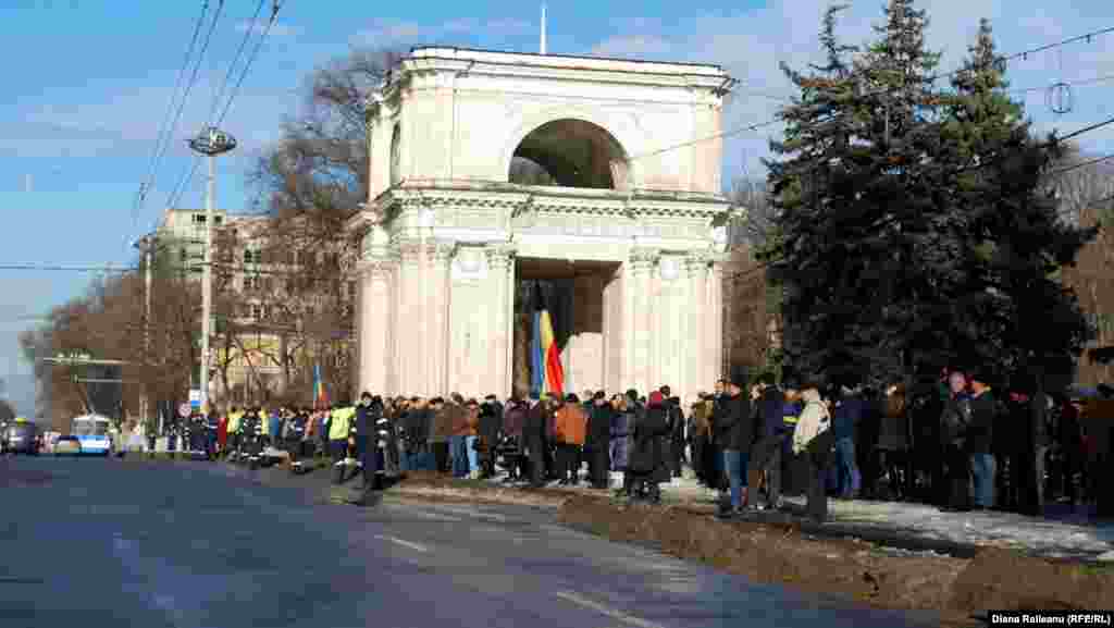 În Piaţa Marii Adunări Naţionale protestează membrii şi susţinătorii Platformei DA.
