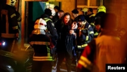 Рятувальники на місці російського удару в Києві, 25 листопада 2025 року