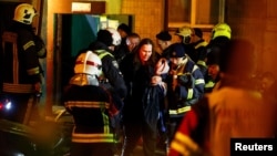 მაშველებს მობინადრეები გაჰყავთ კიევზე რუსეთის ჯარების დარტყმით დაზიანებული სახლიდან. 2025 წლის 25 ნოემბერი