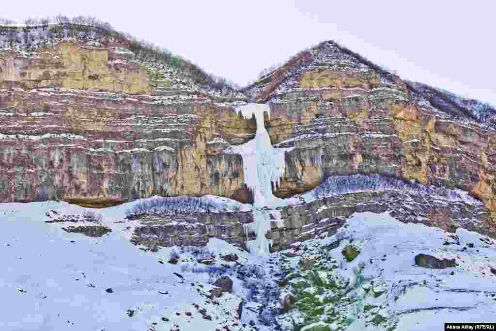 Laza yolunun üzərində qarşılaşdığımız donmuş şəlalələr.