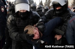 Полиция Навальныйды қолдау акциясына келген адамды ұстап жатыр. 23 қаңтар 2021 жыл.