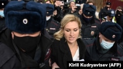 Anastasia Vasilieva a fost ridicată de poliție în timp ce încerca să ajungă la Navalnîi, ca să-l consulte