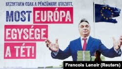 Viktor Orban pe un afiș electoral care spune„În primul rând au vrut să ne ia banii, dar acum miza e unitatea UE”